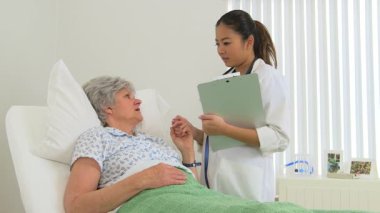 Çok ırklı kadın doktor hastasına destek oluyor.