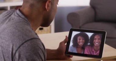 Zenci arkadaşın görüntülü tablete sohbet