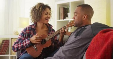 Zenci kız erkek arkadaşı ile ukulele serenat