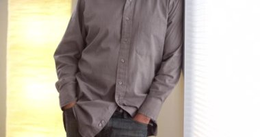 Sıradan bir iş adamı duvara yaslanıyor.