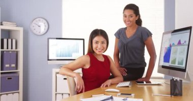 Profesyonel ekip mutlu çok etnik gruptan oluşan iş kadınları ofiste oturan