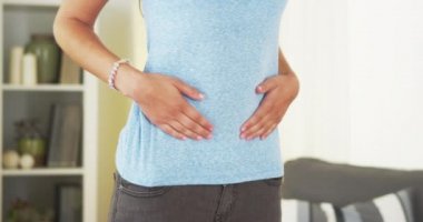 Genç kadın krampları sahip