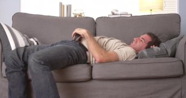 Adam kanepede uyumaya çalışıyor