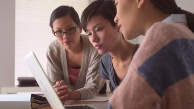 Ofiste çalışan Çinli iş kadınları