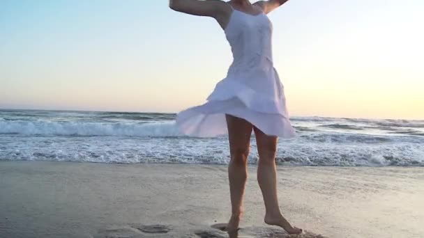 Ballet Playa Con Mujer Joven Bailando — Vídeos de Stock