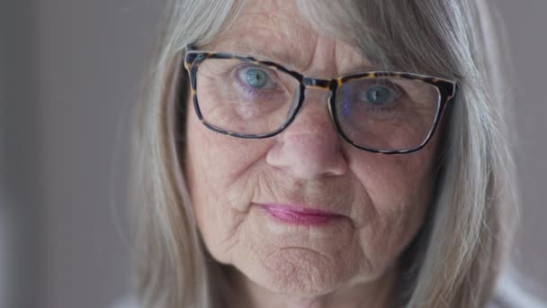 Ritratto Ravvicinato Una Donna Caucasica Anziana Con Gli Occhiali Che — Video Stock