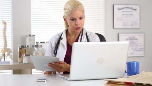 Kvinna Läkare Som Arbetar Tablett Och Bärbar Dator — Stockvideo