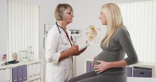 医者と話す幸せな妊娠中の女性 — ストック動画