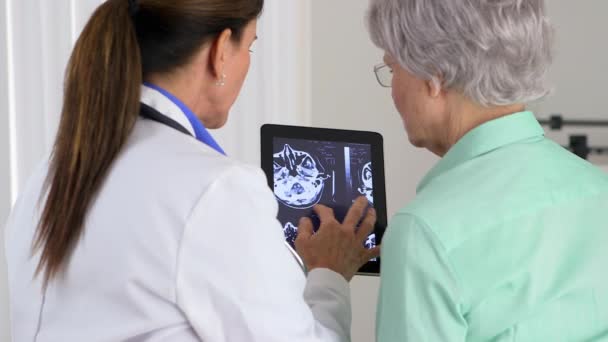 Medico Senior Che Utilizza Tablet Spiegare Scansione Cerebrale — Video Stock