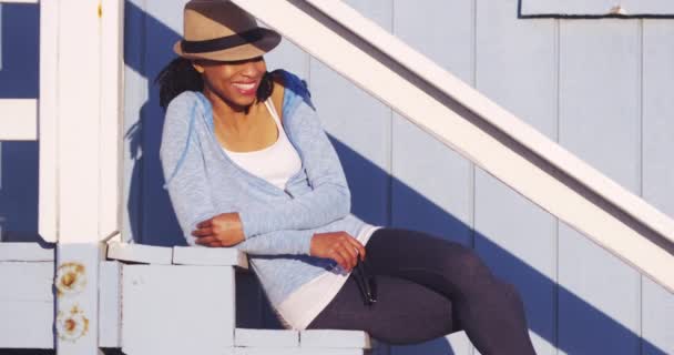 Mujer Negra Sentada Aire Libre Escaleras — Vídeo de stock