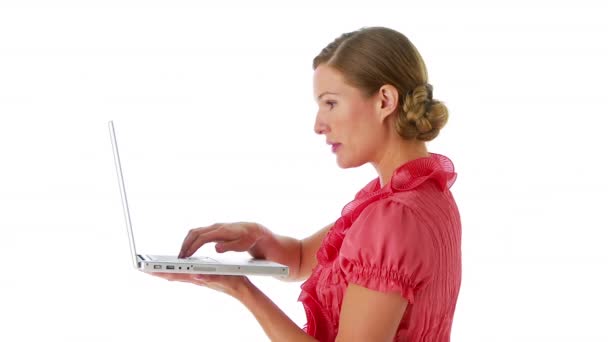 Kobieta Stojąca Pracująca Laptopie — Wideo stockowe