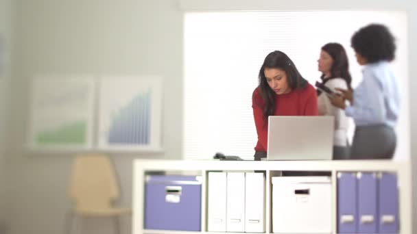 Mujer Negocios Hispana Trabajando Laptop Con Compañeros Trabajo Segundo Plano — Vídeos de Stock