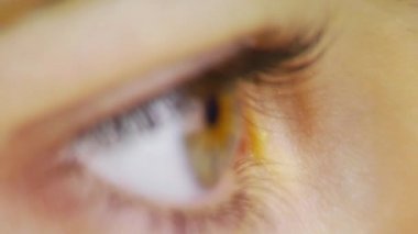 Kadın gözüne yakın çekim.