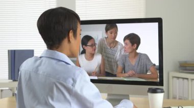 İş kadını deniz aşırı müşterilerle sohbet ediyor.