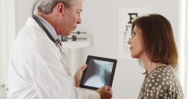 Yaşlı hasta xrays açıklayan doktor