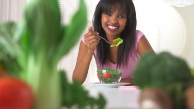 Salata yiyen kadın ile taze sebzeler arasına odaklanın.