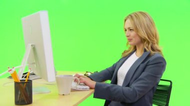 Bilgisayarda çalışan iş kadını