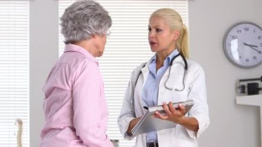 Hasta, doktora sorunu açıklıyor ve ağız gösteriyor.