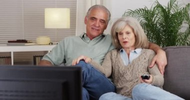 üst düzey iki TV izleme