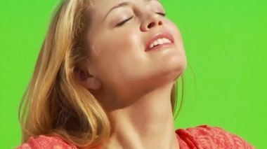 Dişilerin kollarını uzatıp gökyüzüne bakmaları.