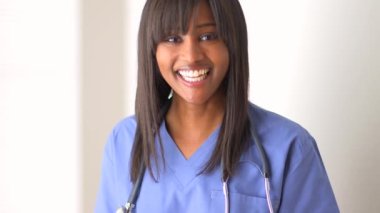 Mutlu siyah kadın doktor.