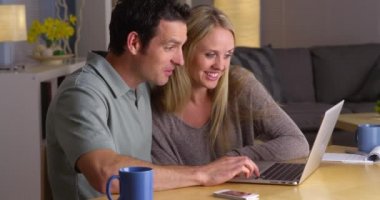 Kalacak otel arayan bir çift.