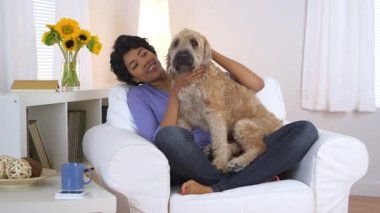 Evcil köpeği olan mutlu Afrikalı Amerikalı kadın