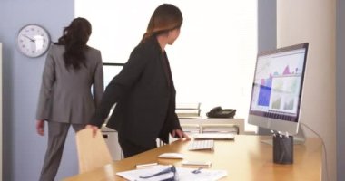 Çizelgeleri gözden geçiren karışık ırk iş arkadaşları.