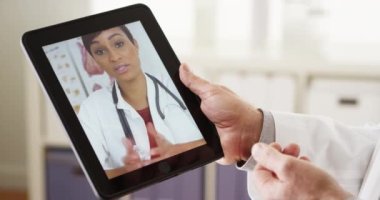 Deneyimli doktorlar online tablet üzerinde video konferansı