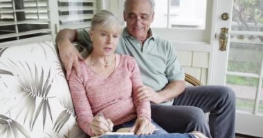 Mutlu son sınıf çifti oturuyor ve günlüğe yazıyor.