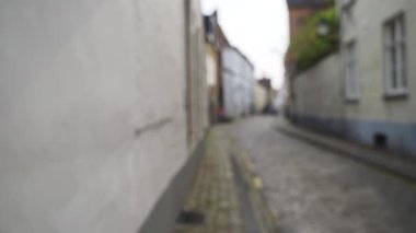 Brüj 'deki kaldırım taşı sokağının arka planındaki sokağın odak noktası dışında. Yeşil ekran için Belçika 'daki Avrupa caddesinin bulanık video arkaplanı. 4k