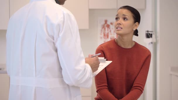 Médico Consulta Paciente Sala Exame — Vídeo de Stock