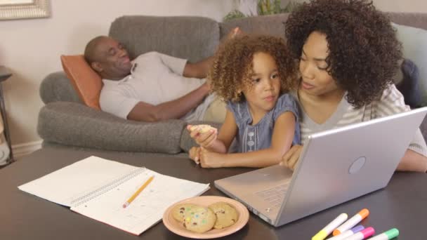 Familia Afroamericana Haciendo Deberes Con Laptop — Vídeos de Stock