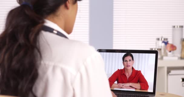 Hispánský Lékař Mluvící Pacienta Laptop — Stock video