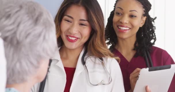 Mulher Asiática Médico Enfermeiro Conversando Com Paciente Idoso Cama — Vídeo de Stock