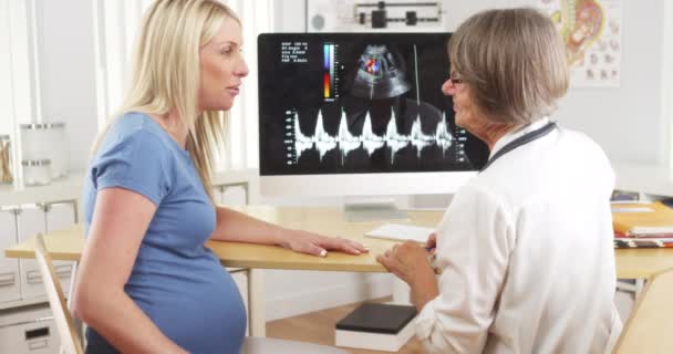Kıdemli Doktor Hamile Kadına Ultrasonu Açıklıyor — Stok video