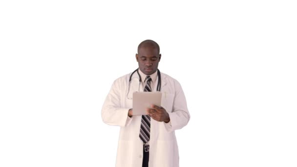 Médecin Afro Américain Utilisant Écran Tactile Affichage Futuriste — Video