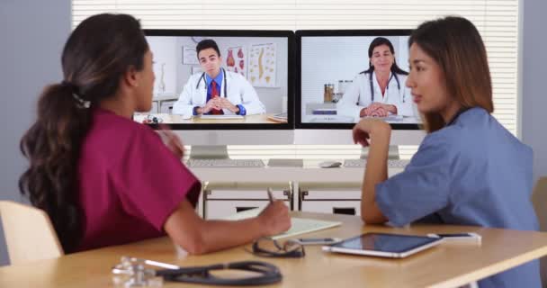 Smíšené Rasy Tým Lékařů Mluví Přes Internet — Stock video