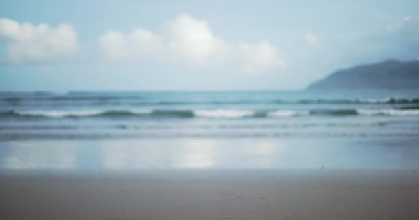 Rozmazané Pozadí Klidných Přílivových Vln Písečné Pláži Scénický Pohled Bílé — Stock video