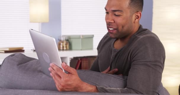 Afričan Muž Video Chatování Tablet — Stock video