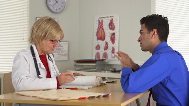 医師と患者の会話の側面図 — ストック動画