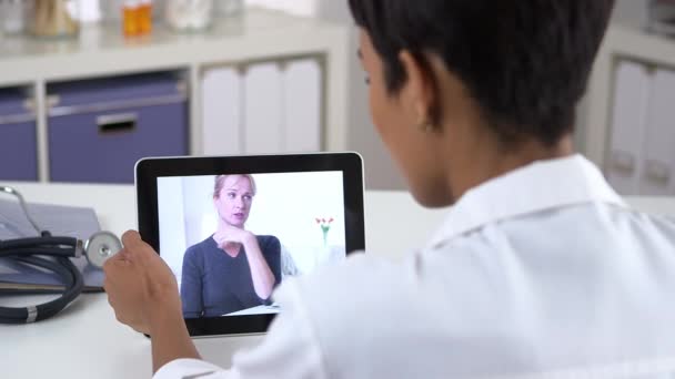 Senior Paziente Video Chat Con Medico Ipad — Video Stock