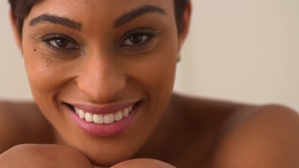 Nahaufnahme Einer Lächelnden Afroamerikanerin — Stockvideo