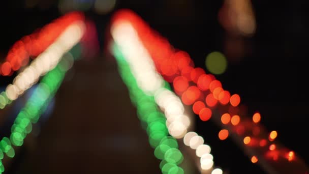人行道上的红色 白色和蓝色防盗灯 用于绿色屏幕或铬键 因作曲或键击而失焦或失焦 — 图库视频影像