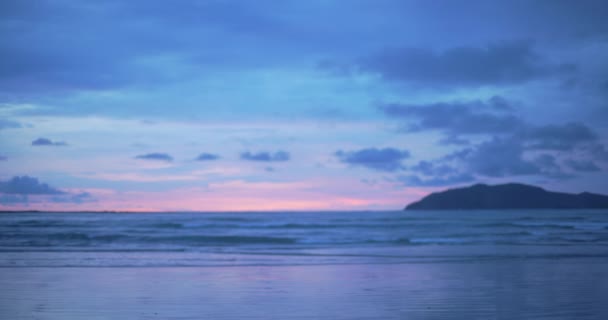 哥斯达黎加海滩上美丽的紫色和蓝色夕阳西下的背景板 用于作曲或键音 为绿色荧幕复合材料拍摄的海洋日落的模糊或分散的镜头 — 图库视频影像