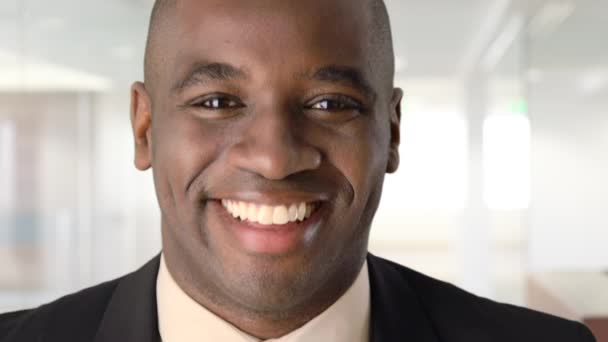 アフリカ系アメリカ人ビジネスマンの笑顔を閉じる — ストック動画
