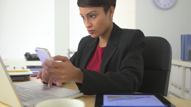 Africano Americano Mulher Negócios Usando Telefone Celular Tablet Computador — Vídeo de Stock