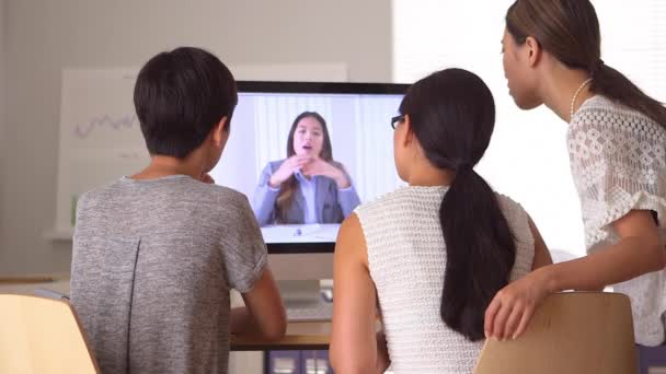Kínai Üzletasszonyok Skype Keresztül Hallgatják Menedzsert — Stock videók