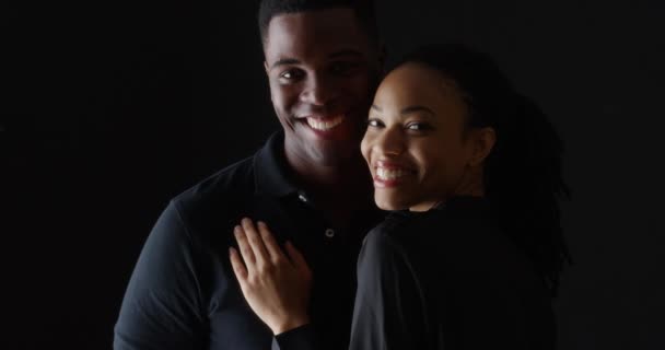 Dramatyczne Portret Młoda Para Czarny Trzymając Się Nawzajem Uśmiechający Się — Wideo stockowe