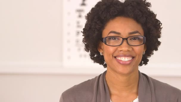 Αφροαμερικανή Γυναίκα Ευτυχισμένη Νέα Γυαλιά Στο Οφθαλμίατρο — Αρχείο Βίντεο